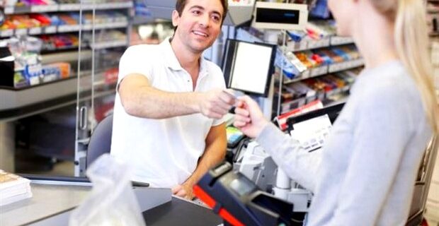 Τέλος στις αγορές με μετρητά άνω των 300 ευρώ