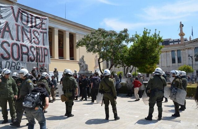 Αντιεξουσιαστές κατέβασαν την ελληνική σημαία από τα Προπύλαια – Προσαγωγές από την ΕΛ.ΑΣ.