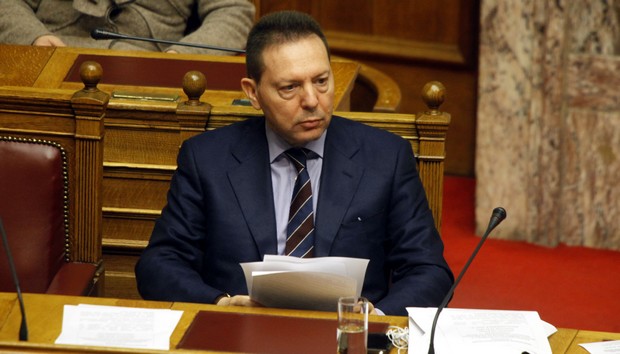 Θέατρο στην πλάτη των ανέργων. Δεκτό ένα άρθρο από τον Στουρνάρα, για να κατευνάσει το ΠΑΣΟΚ