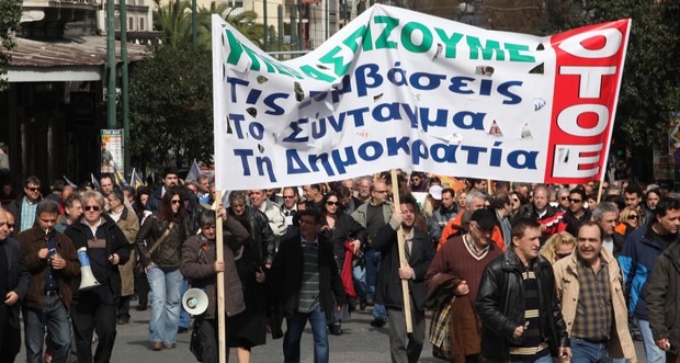 Μειώσεις 30% στις αποδοχές, προωθούν οι διοικήσεις των τραπεζών