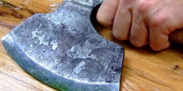 Δέχτηκαν επίθεση με τσεκούρι από συγγενή τους
