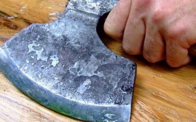 Δέχτηκαν επίθεση με τσεκούρι από συγγενή τους