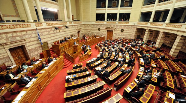 Υπερψηφίστηκε το φορολογικό νομοσχέδιο: Ποιοι γαλάζιοι βουλευτές δήλωσαν “παρών”