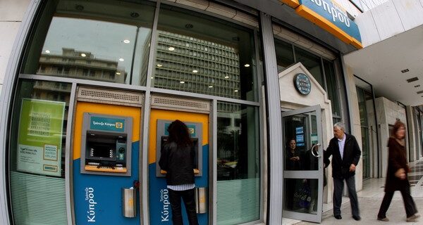 Μικρή μείωση στις καταθέσεις τον Απρίλιο, λόγω Κύπρου