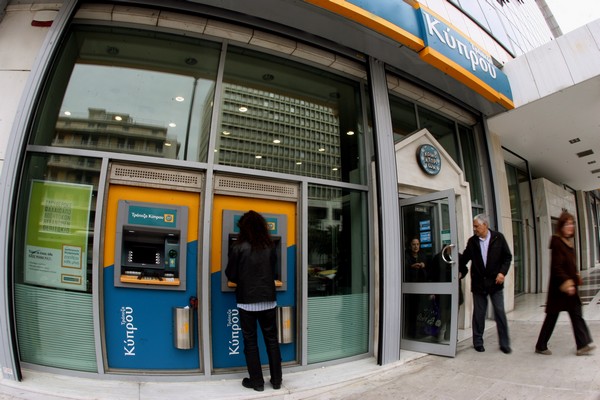 Μικρή μείωση στις καταθέσεις τον Απρίλιο, λόγω Κύπρου