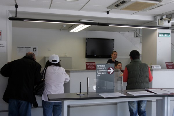 Με μείωση 6% στο μισθό έκλεισε η νέα σύμβαση τραπεζών – υπαλλήλων