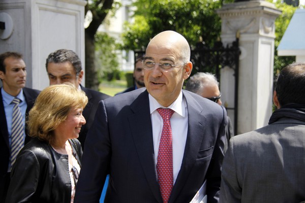 Με εντολή Δένδια επανεξέταση όλων των αδειών οπλοφορίας των βουλευτών