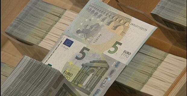 Χωρίς ιδιαίτερα προβλήματα στα ΑΤΜ η κυκλοφορία του νέου χαρτονομίσματος των 5 ευρώ