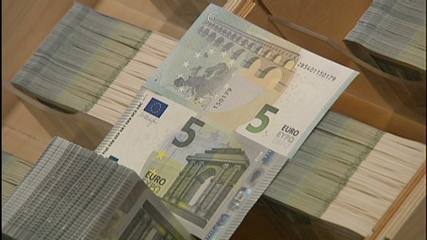 Χωρίς ιδιαίτερα προβλήματα στα ΑΤΜ η κυκλοφορία του νέου χαρτονομίσματος των 5 ευρώ