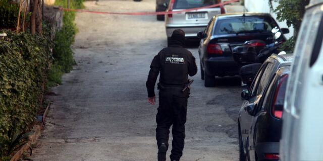 Προφυλακιστέος και τρίτος για συμμετοχή στους “Πυρήνες” – Σε αναζήτηση της γυναίκας – κλειδί και του κρησφύγετου