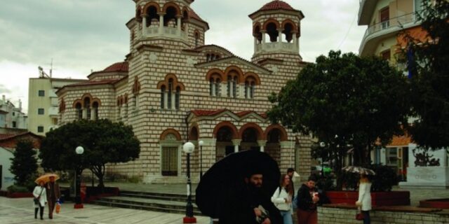 Έκλεψε εικόνα από εκκλησία και την έκρυψε σε πλατεία