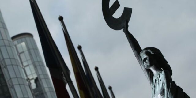 Eurostat: Στην Ελλάδα η μεγαλύτερη συρρίκνωση του ΑΕΠ. Επιβραδύνεται η ελληνική ύφεση