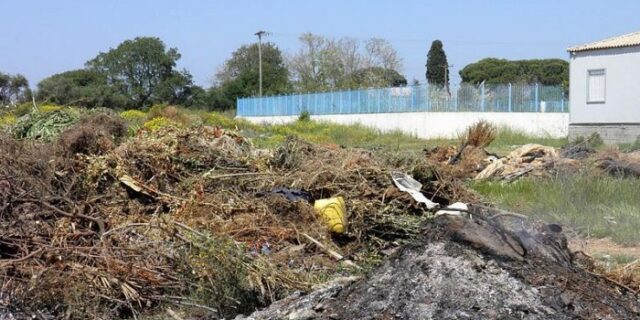 Παράνομος σκουπιδότοπος δίπλα σε ειδικό σχολείο στα Φιλιατρά