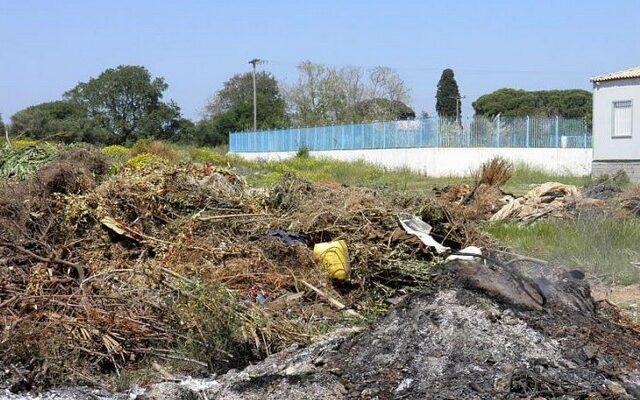 Παράνομος σκουπιδότοπος δίπλα σε ειδικό σχολείο στα Φιλιατρά