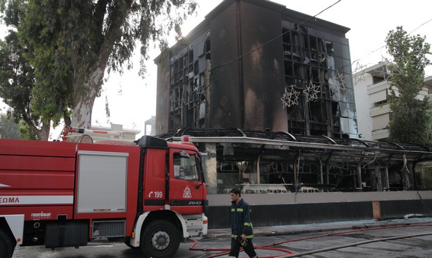 Μεγάλη φωτιά σε καφετέρια και στο ΙΚΑ Γλυφάδας