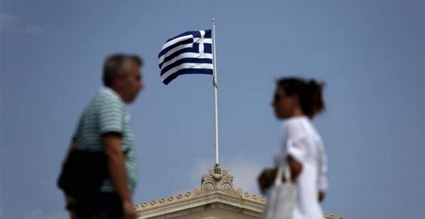 Σε φόρους το 46% του εισοδήματος των Ελλήνων