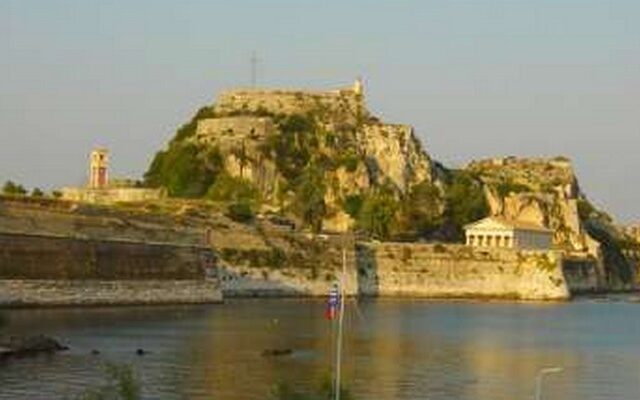 Απέτυχε να την κλέψει και την έριξε σε γκρεμό