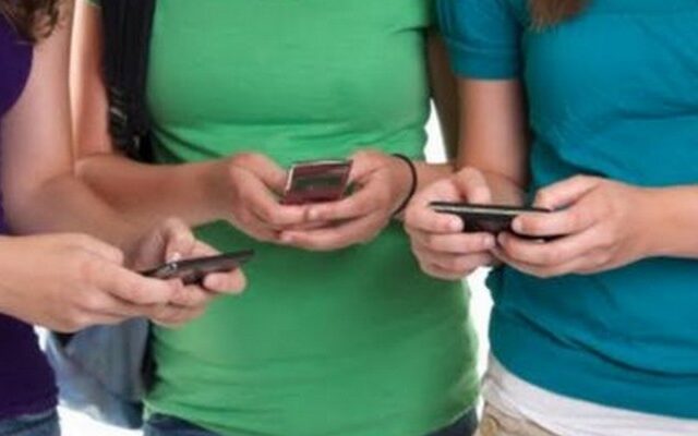 Κλέβουν κινητά μαθητών την ώρα που δίνουν εξετάσεις