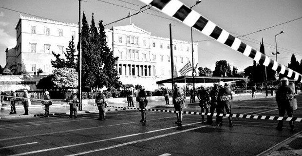 H δημοκρατία… ταμπουρώνεται
