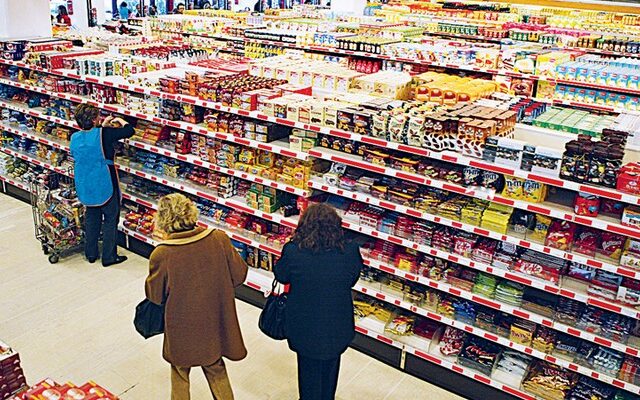 Κατάλαβε ότι έκλεβαν και την γρονθοκόπησαν