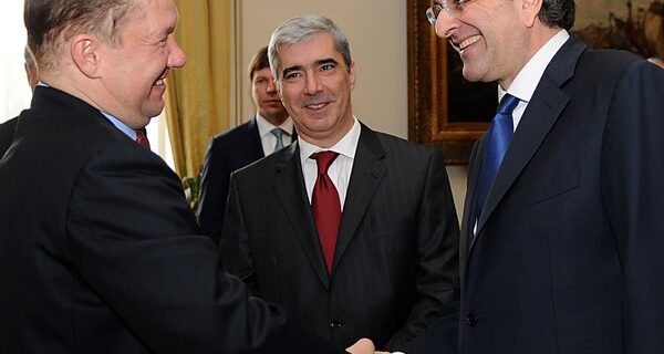 Διαπραγματεύσεις με τη Ρωσία για τη πώληση της ΔΕΠΑ. Στην Αθήνα ο ισχυρός άνδρας της Gazprom