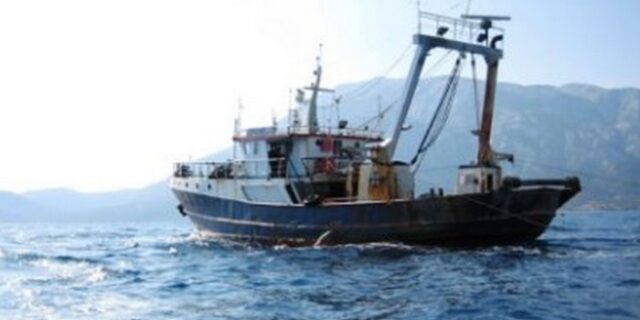 Μηχανότρατα προσέκρουσε σε σκάφη του λιμενικού στην Πάτρα