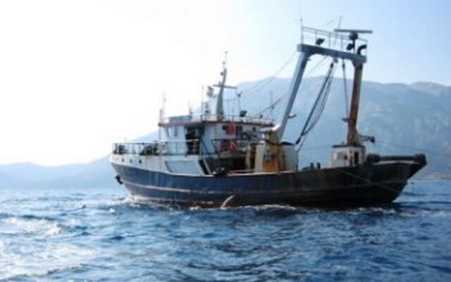 Μηχανότρατα προσέκρουσε σε σκάφη του λιμενικού στην Πάτρα