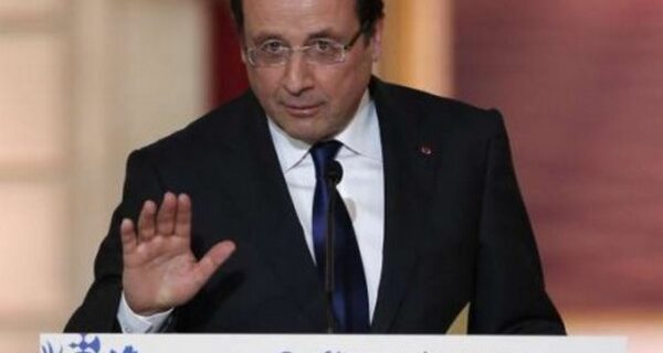 Ολάντ: Η Ελλάδα διασώθηκε