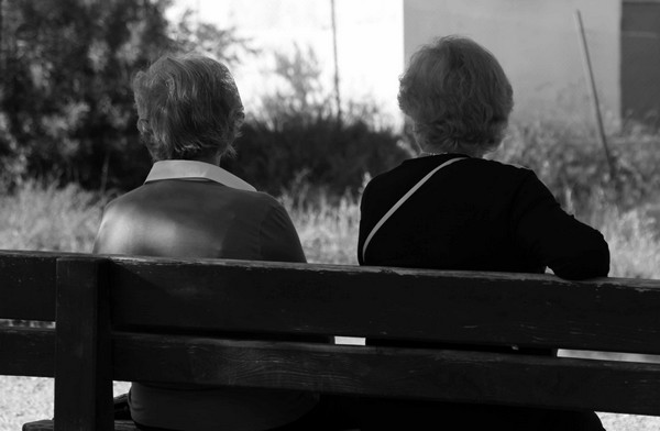 Η γυναίκα με τον χάρτη στο διπλανό παγκάκι