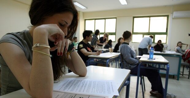 Πανελλήνιες 2013: Σε Νεοελληνική Λογοτεχνία και Φυσική Κατεύθυνσης εξετάζονται οι μαθητές
