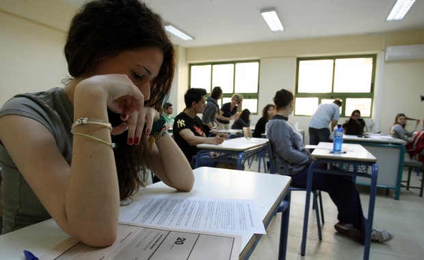 Πανελλήνιες 2013: Σε Νεοελληνική Λογοτεχνία και Φυσική Κατεύθυνσης εξετάζονται οι μαθητές