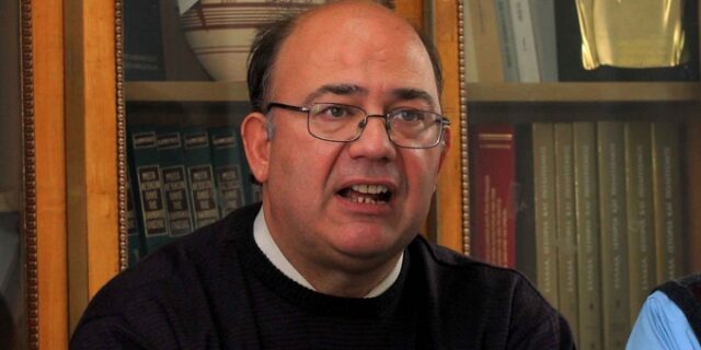 Πόρτα εξόδου από τη ΝΔ για τον πρόεδρο της ΟΛΜΕ μετά την “κόντρα” για τις πανελλαδικές