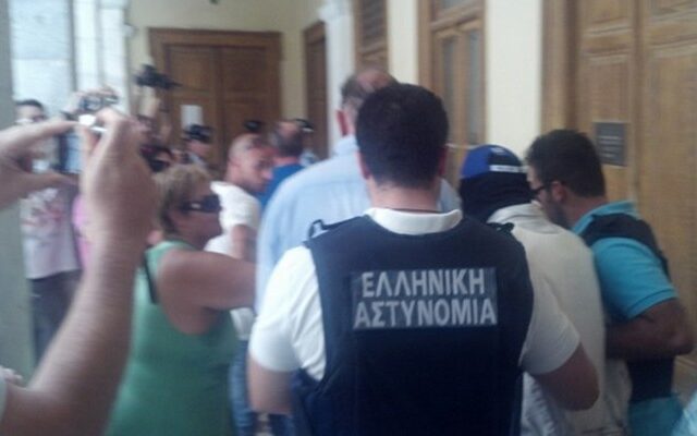 Αθώος αστυνομικός για βιαιοπραγία εις βάρος του “δράκου” της Πάρου