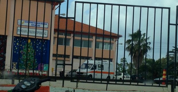 Πρέβεζα: Κατέρρευσε μπροστά στους συμμαθητές της αφού έλαβε τα θέματα
