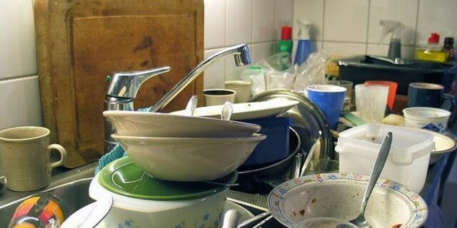 Οι διαρρήκτες άφησαν και άπλυτα πιάτα στο νεροχύτη!