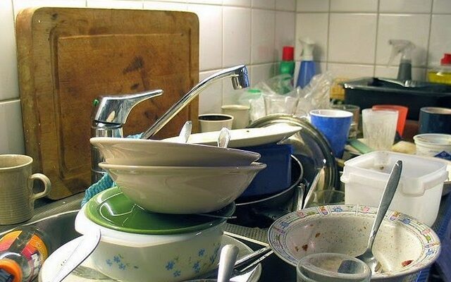 Οι διαρρήκτες άφησαν και άπλυτα πιάτα στο νεροχύτη!