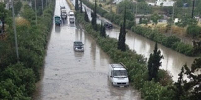 Αυτοκίνητο με βρέφος εγκλωβίστηκε από την ισχυρή βροχόπτωση στη Θεσσαλονίκη