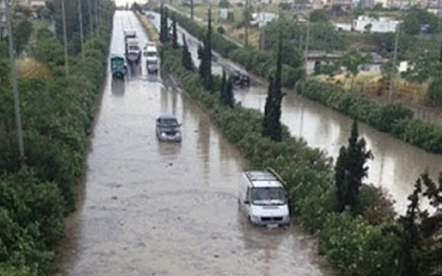 Αυτοκίνητο με βρέφος εγκλωβίστηκε από την ισχυρή βροχόπτωση στη Θεσσαλονίκη