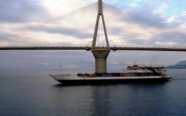Τραυματισμός 33χρονης σε φέρι της γραμμής Ρίο-Αντίρριο