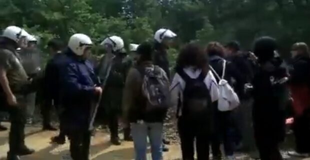 Βίντεο: Η στιγμή της σύλληψης τριών γυναικών στις Σκουριές