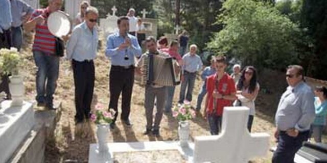 Με κλαρίνα, ντέφια και τραγούδια πάνω από τους τάφους
