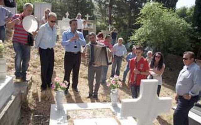 Με κλαρίνα, ντέφια και τραγούδια πάνω από τους τάφους