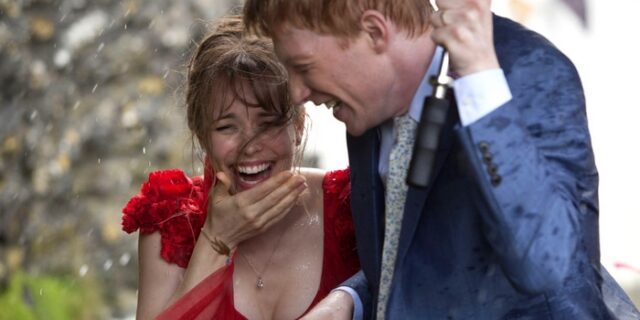 ”About Time”: O Ρίτσαρντ Κέρτις επιστρέφει με μια ρομαντική κομεντί που ταξιδεύει στο χρόνο