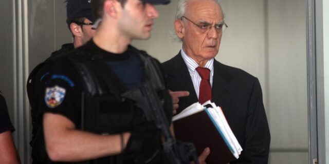 Ένταση στη δίκη Τσοχατζόπουλου – Τα χειρόγραφά του άναψαν φωτιές