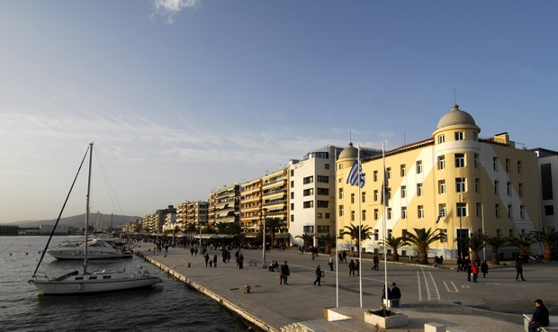 Βόλος: Είπαν σε επαίτη να πέσει στη θάλασσα για 2 ευρώ και το έκανε
