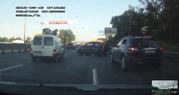 Απίθανο! Στη Ρωσία οδηγός ενός Infiniti FX χτυπά ένα Colt και εξαφανίζεται