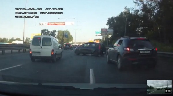 Απίθανο! Στη Ρωσία οδηγός ενός Infiniti FX χτυπά ένα Colt και εξαφανίζεται