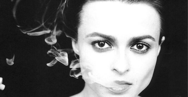 H Έλενα Μπόναμ Κάρτερ παίρνει την εκδίκησή της: δείτε την πρώτη φωτογραφία της ως Λιζ Τέιλορ