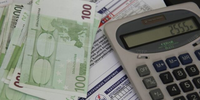 “Παγώνουν” οι λογαριασμοί της ΔΕΗ για νοικοκυριά και επιχειρήσεις