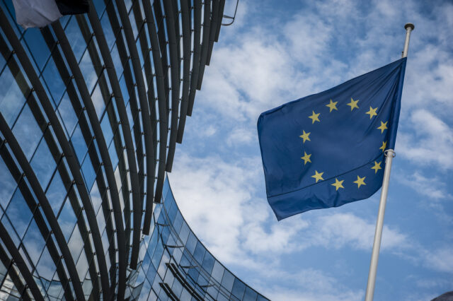 Κομισιόν: Δεν ζητήσαμε εμείς να κλείσει η ΕΡΤ